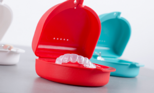 Hình Minh Họa Tại Sao Niềng răng Invisalign có chi phí cao nhất - Sự bất tiện khi ăn uống phải tháo Khay Invisalign ra, cất kỹ vào hộp đựng